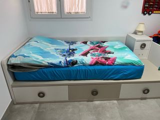 Cama juvenil con cajones y mesita
