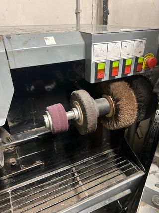 Maquina de finisaje para reparacion de calzado