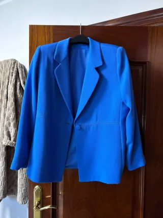 Conjunto chaqueta y vestido azul elegante