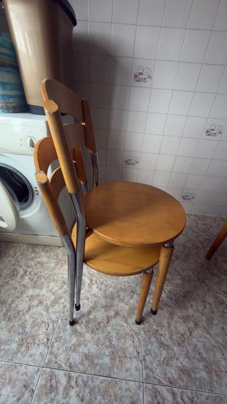 Mesa de comedor de madera y cristal