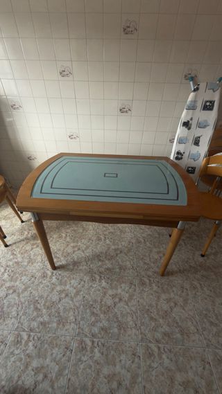 Mesa de comedor de madera y cristal