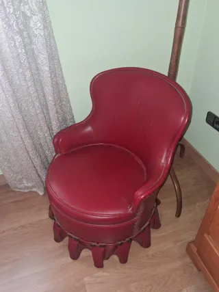 Calzadora antigua de piel roja