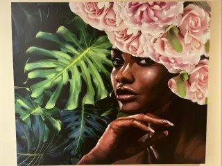 Lienzo de mujer con flores.