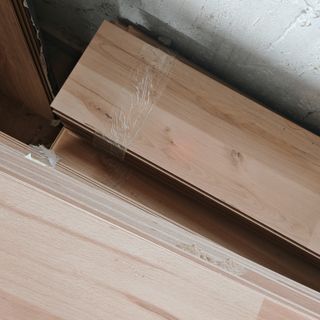 60m2 Tarima de madera marrón y rodapié