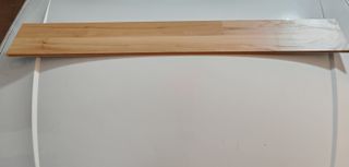 60m2 Tarima de madera marrón y rodapié