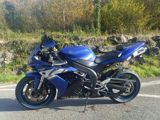 Yamaha R1 Sportbike Azul y Negra