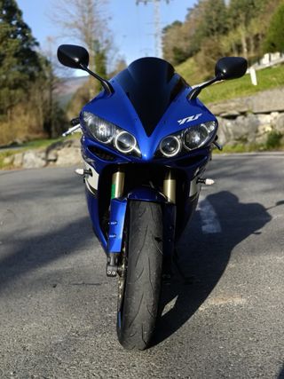 Yamaha R1 Sportbike Azul y Negra