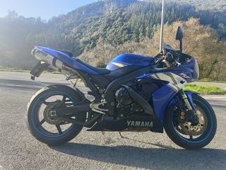 Yamaha R1 Sportbike Azul y Negra