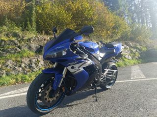 Yamaha R1 Sportbike Azul y Negra