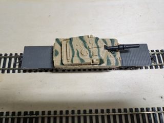 Carro militare su vagone pianale