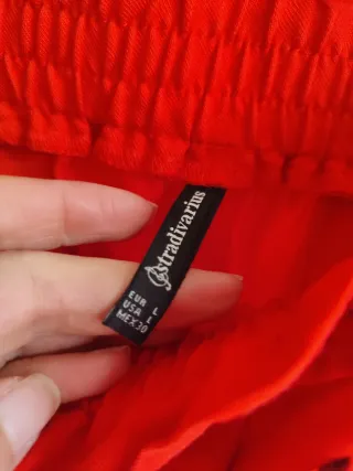 Falda roja con volantes y cinturón