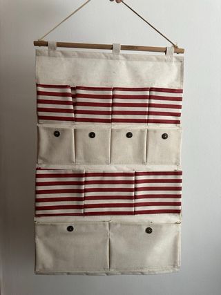 Organizador colgante de tela y madera