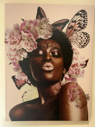 Lienzo Decorativo Mujer Flores Mariposas.