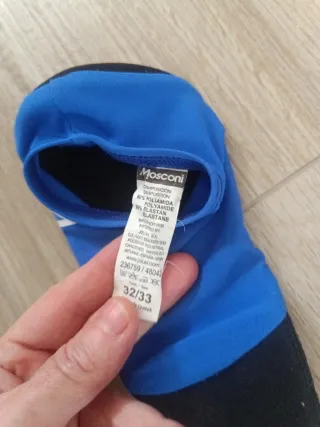 Calcetines de natación azules y negros. Un uso.