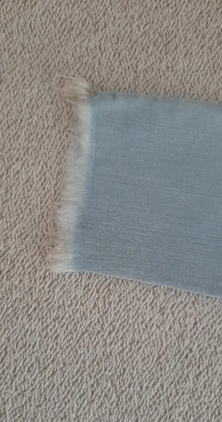 Pantalón pitillo con flecos de mujer