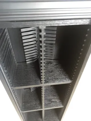 Mueble organizador negro con persiana