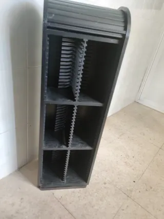 Mueble organizador negro con persiana