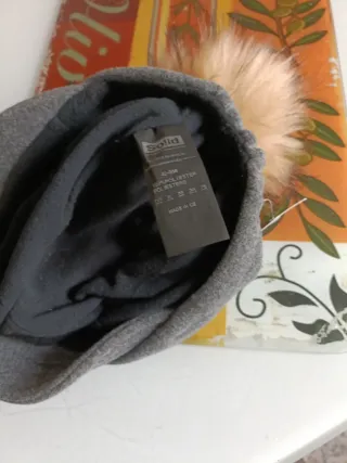 Gorro polar con pompón