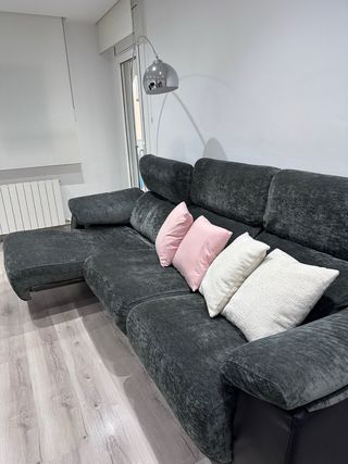 Sofá de tela y piel gris