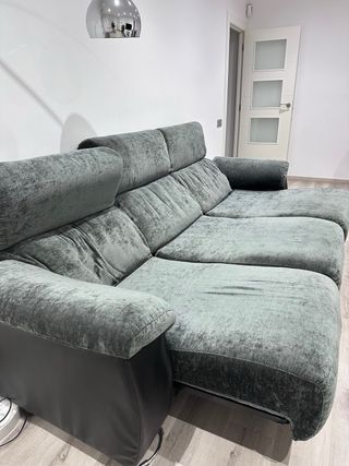 Sofá de tela y piel gris