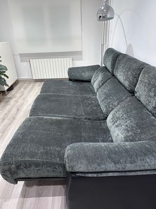 Sofá de tela y piel gris