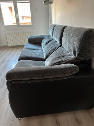 Sofá de tela y piel gris