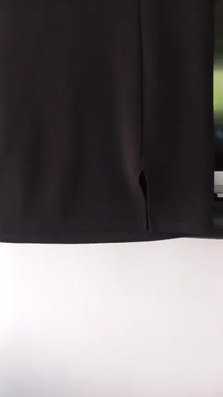 Gonna dritta nera con catena oro