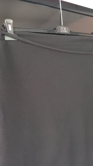 Gonna dritta nera con catena oro