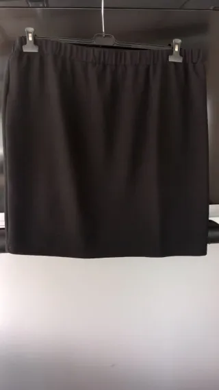 Gonna dritta nera con catena oro