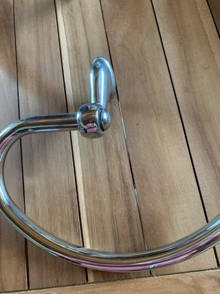 Toalleros de metal plateado para baño