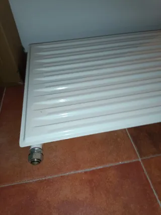 Radiador blanco de metal