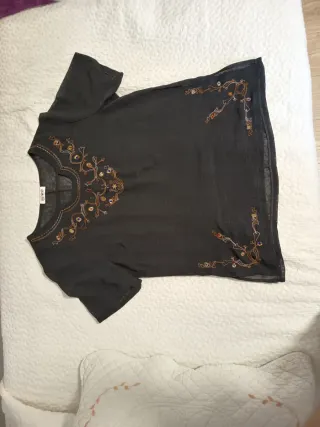 Camiseta negra vintage bordada