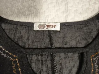 Camiseta negra vintage bordada