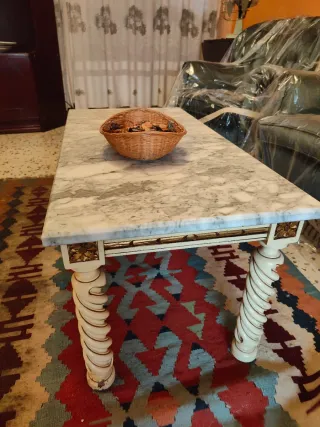 Mesa de centro mármol y madera.