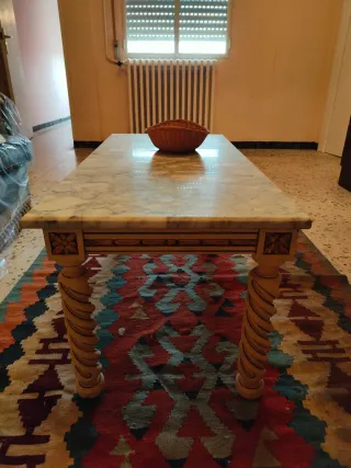 Mesa de centro mármol y madera.