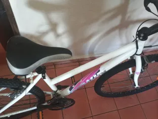 Bicicleta de montaña blanca