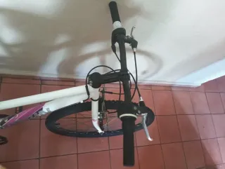 Bicicleta de montaña blanca