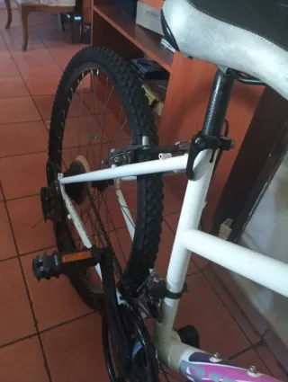 Bicicleta de montaña blanca