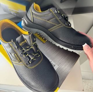 Zapatos de seguridad negros y grises