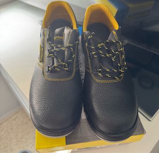 Zapatos de seguridad negros y grises