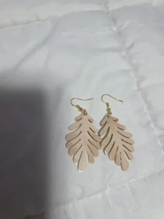 Pendientes hoja palmera beige y dorado