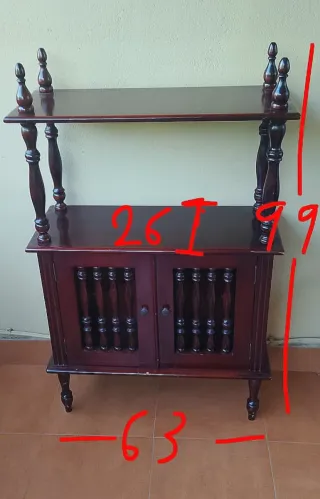 Mueble de madera con puertas