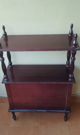 Mueble de madera con puertas