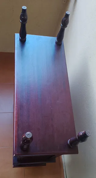 Mueble de madera con puertas