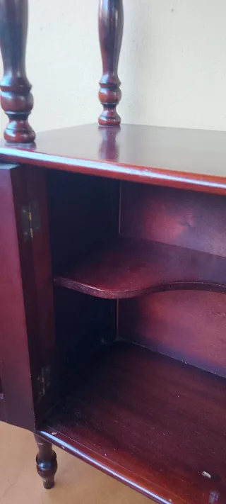 Mueble de madera con puertas