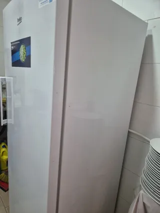 Congelador vertical Beko NoFrost