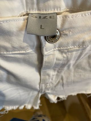 Shorts blancos con encaje