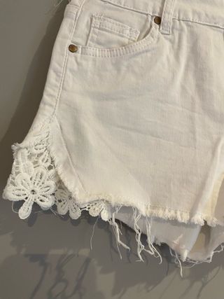 Shorts blancos con encaje