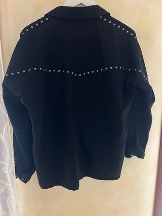 Cazadora vaquera negra con tachuelas