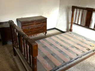 Cama de madera estilo clásico